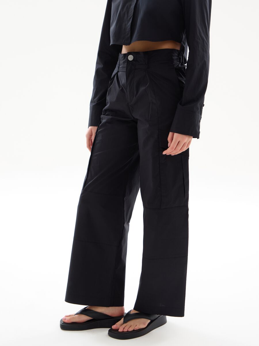 Light Wide-Leg Cargo Trousers Black_2