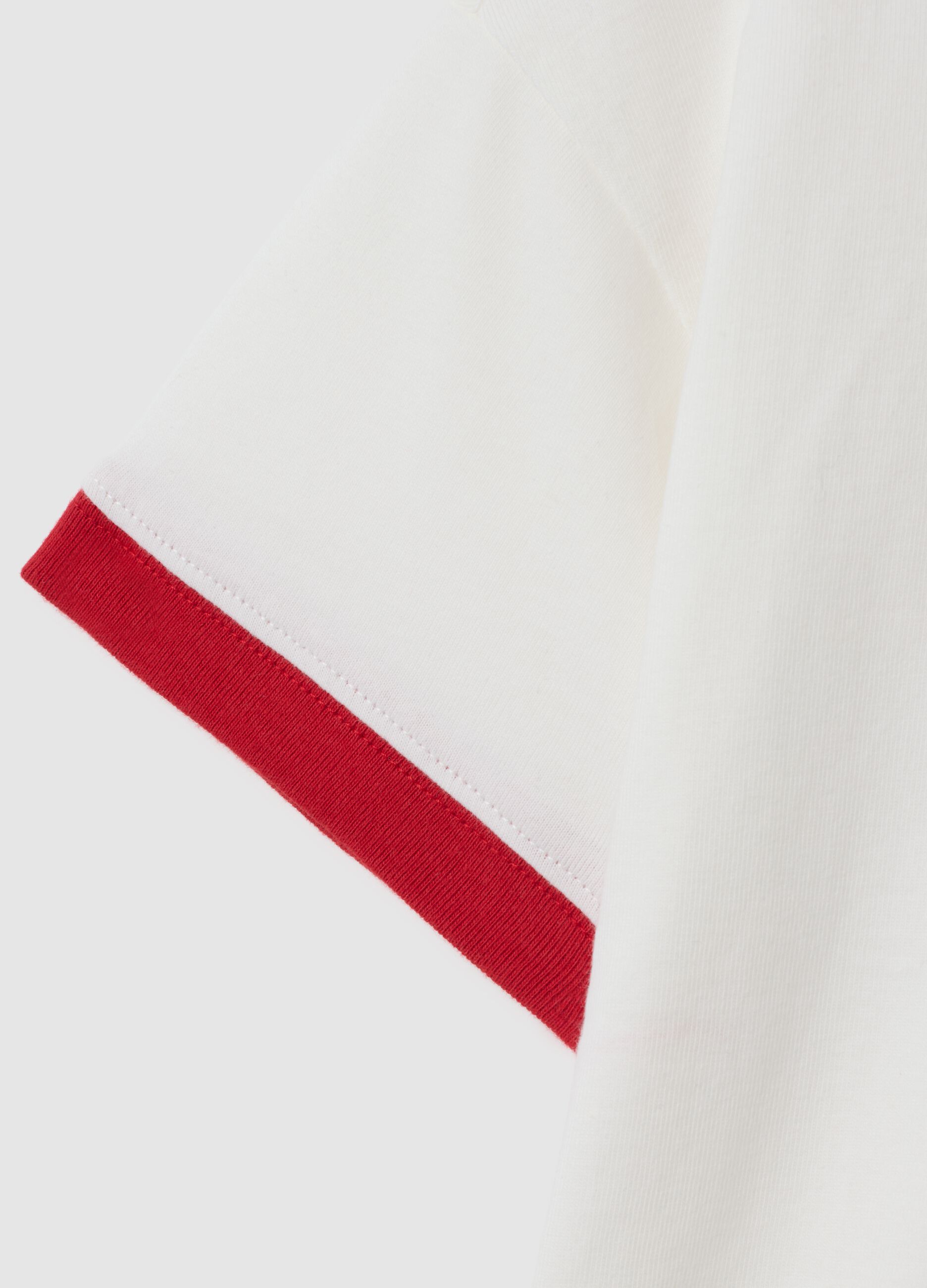 Short-sleeved white T-shirt