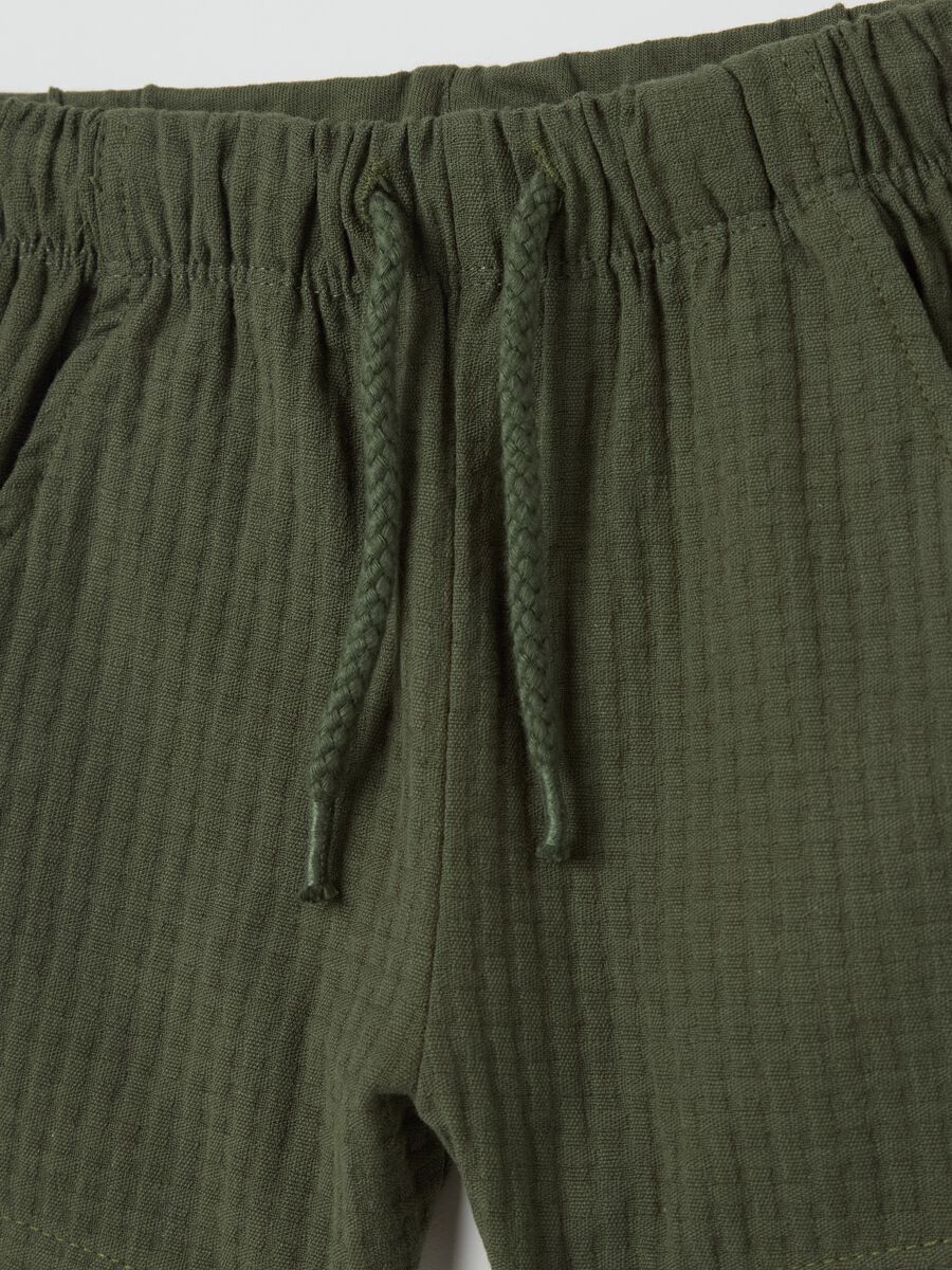 Green Bermuda shorts with drawstring and waffle weave_2