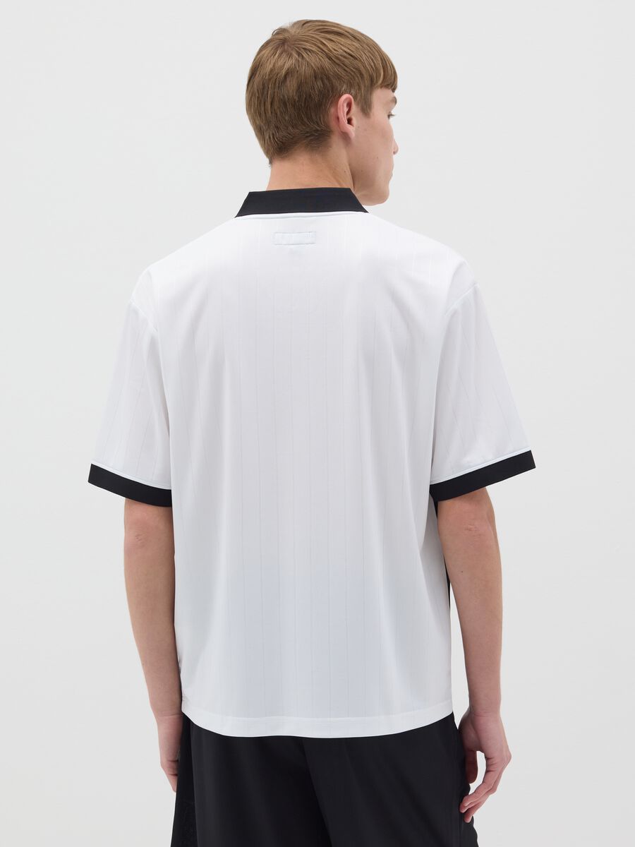 T-shirt bianca e nera con stampa_3