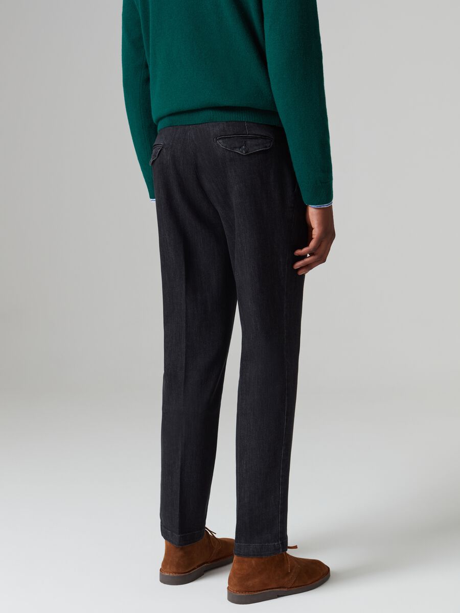 Pantaloni chino in denim con pinces_2
