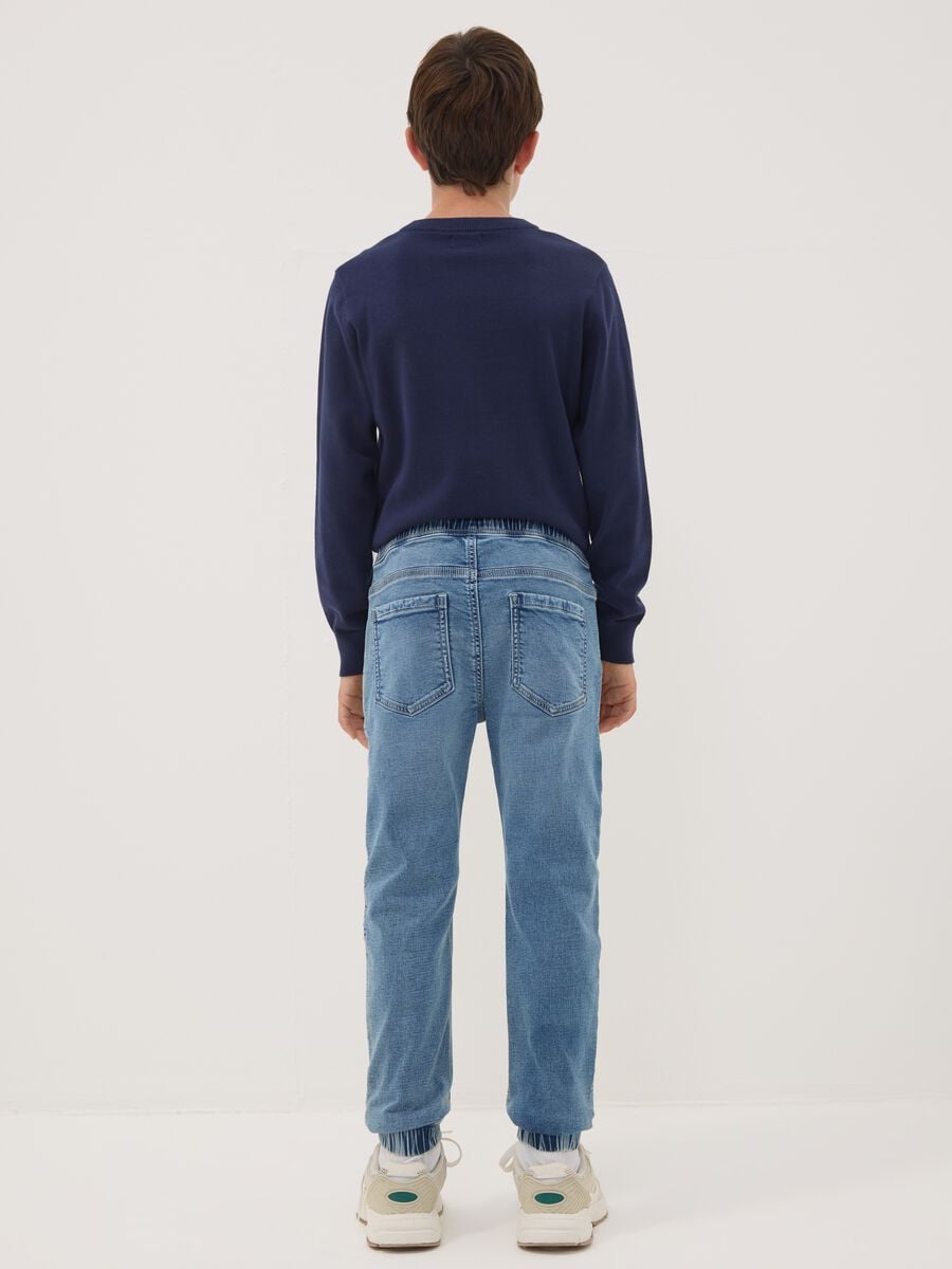 Jeans jogger azzurro in cotone elasticizzato con coulisse per ragazzo_1
