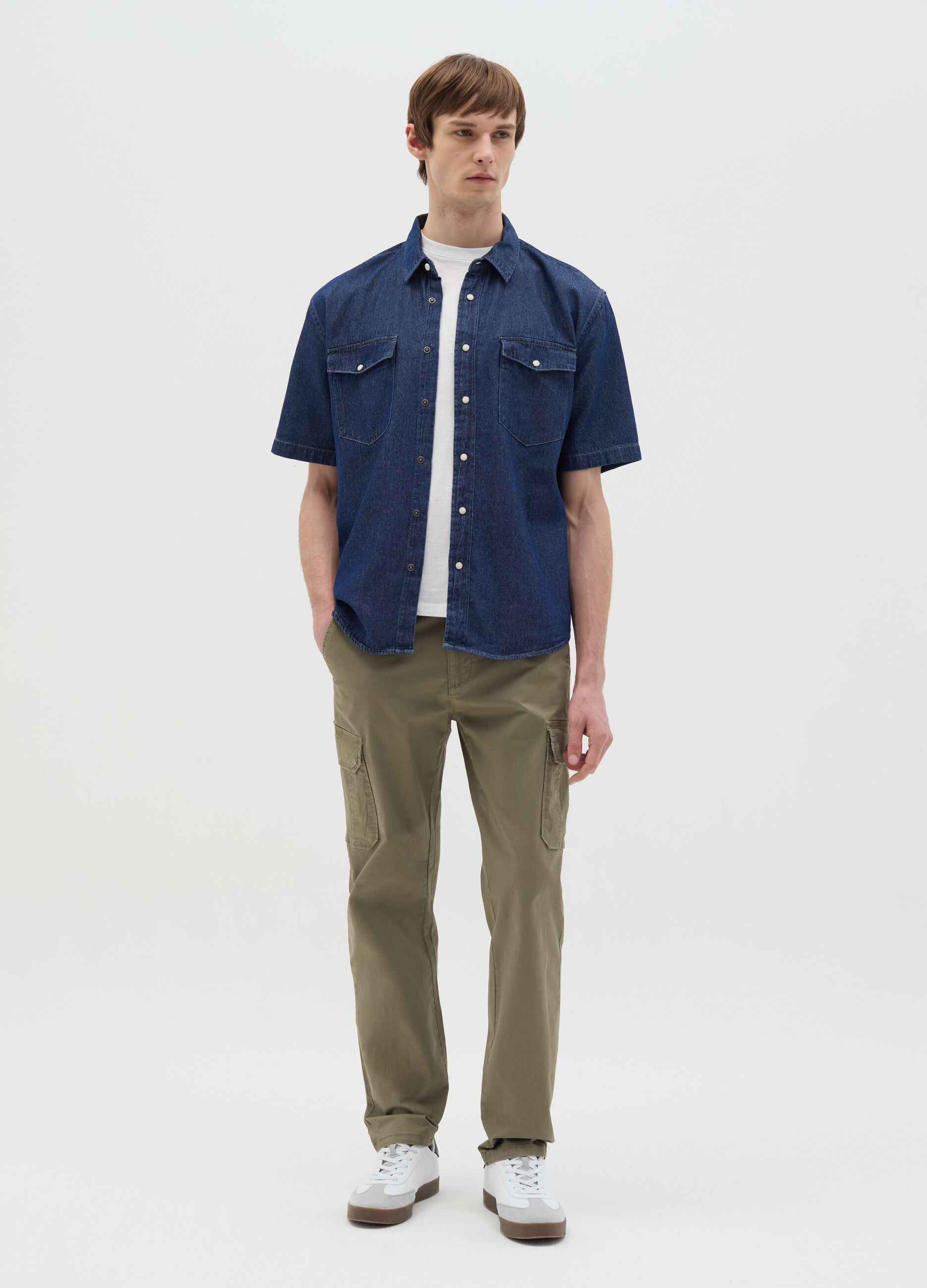 Short-sleeved shirt in denim with pockets