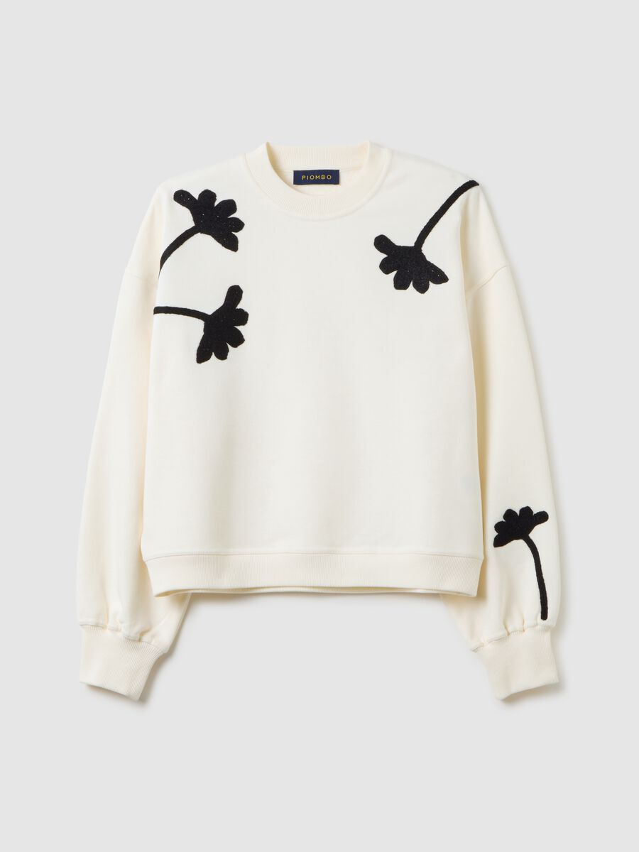 White sweatshirt in cotton and polyester blend with floral decorations_4