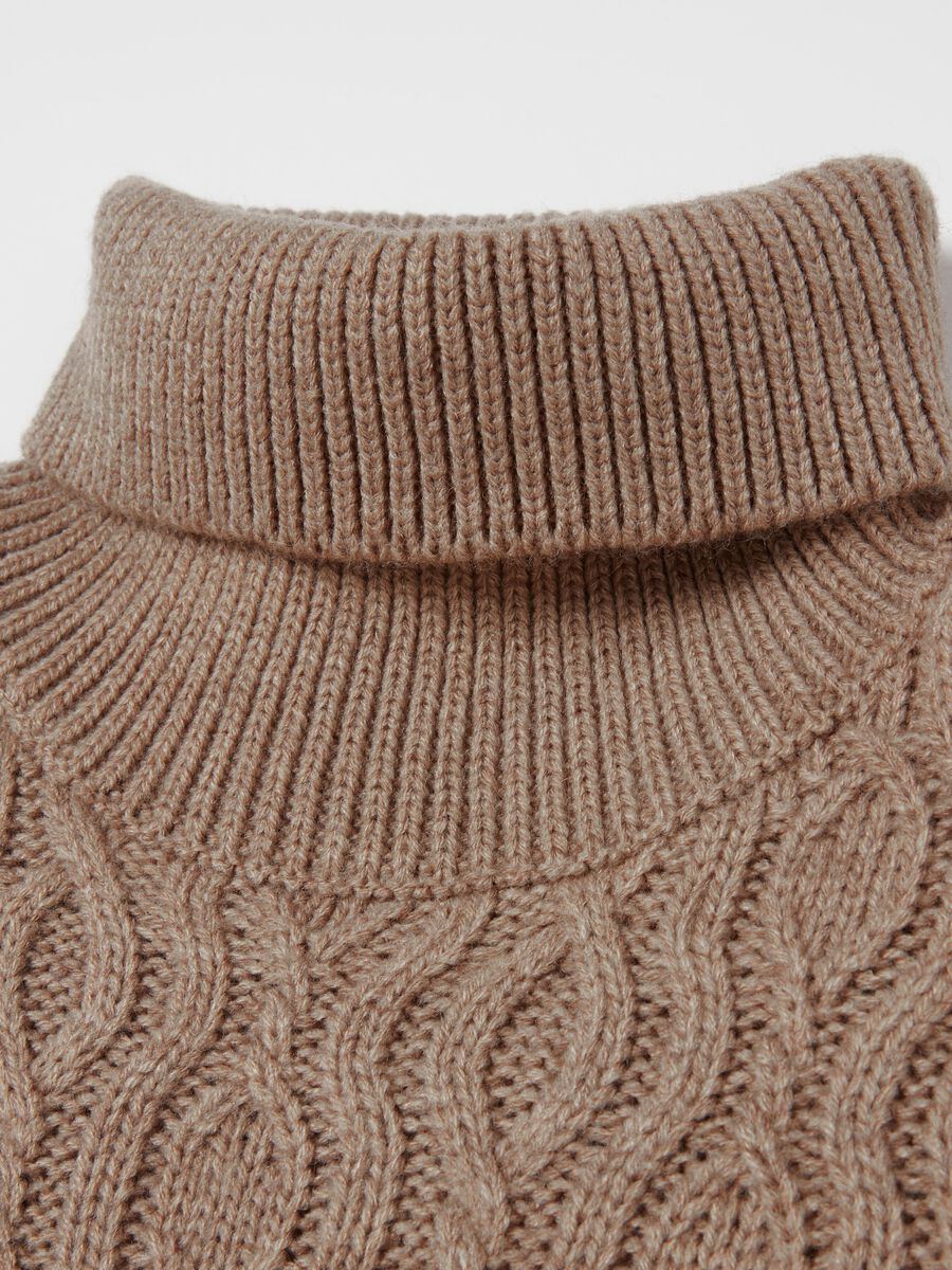 High-neck pullover with wavy design_5
