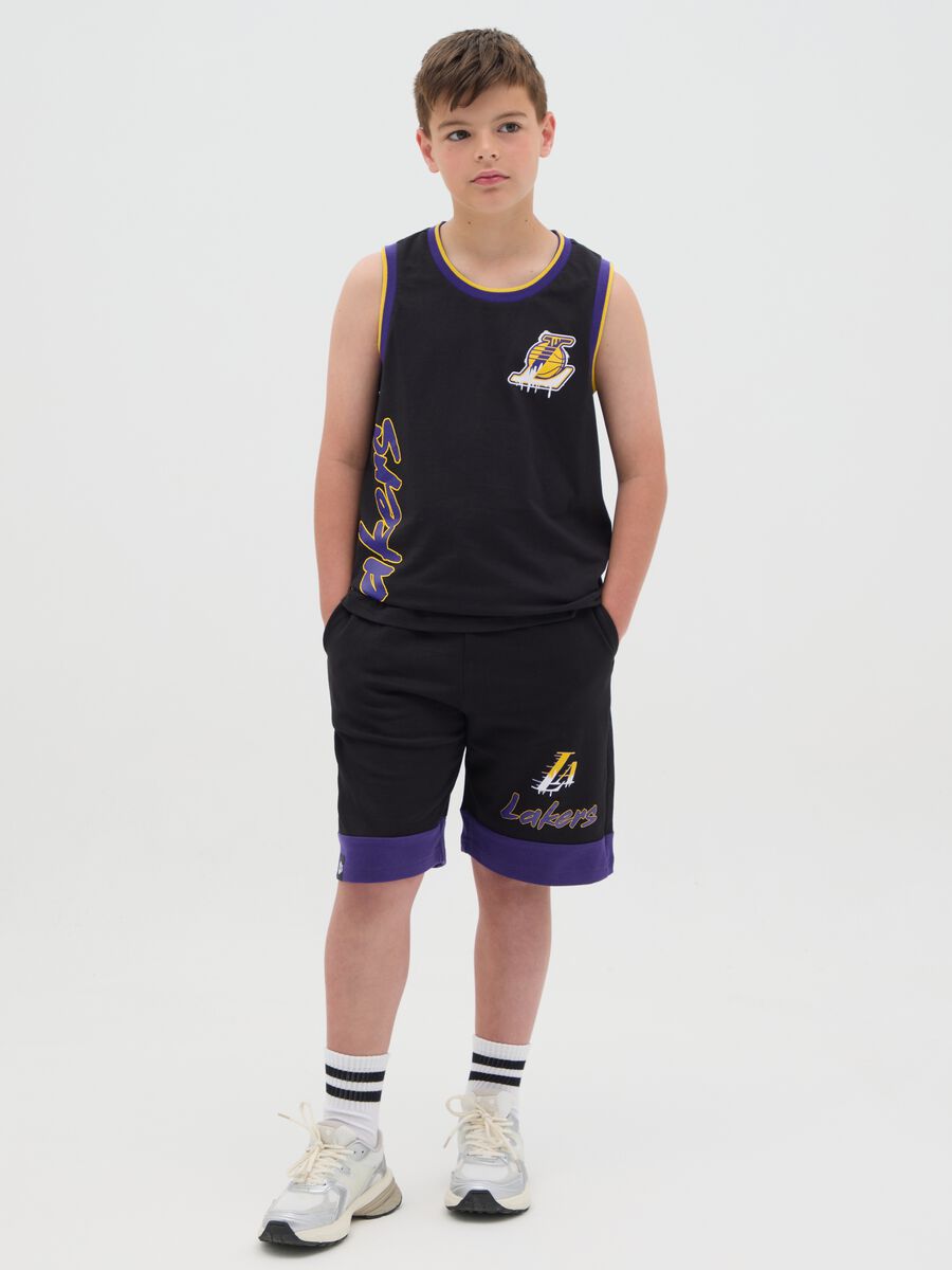 Bermuda da ragazzo in puro cotone multicolor regular fit con dettagli viola e logo Lakers_0