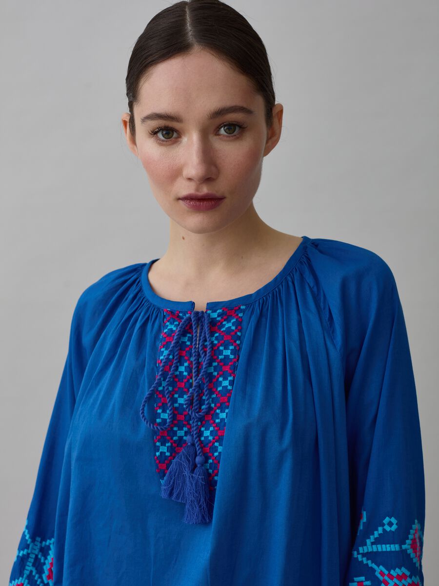 Oversized blouse with ethnic embroidery and tassels_0