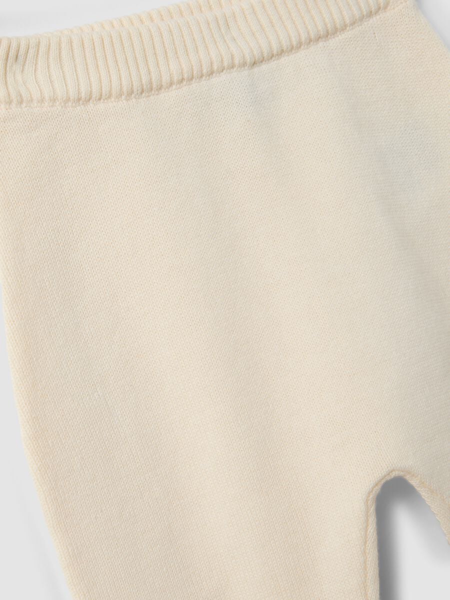 Completo beige in puro cotone organico con cardigan e pantaloni in maglia_3