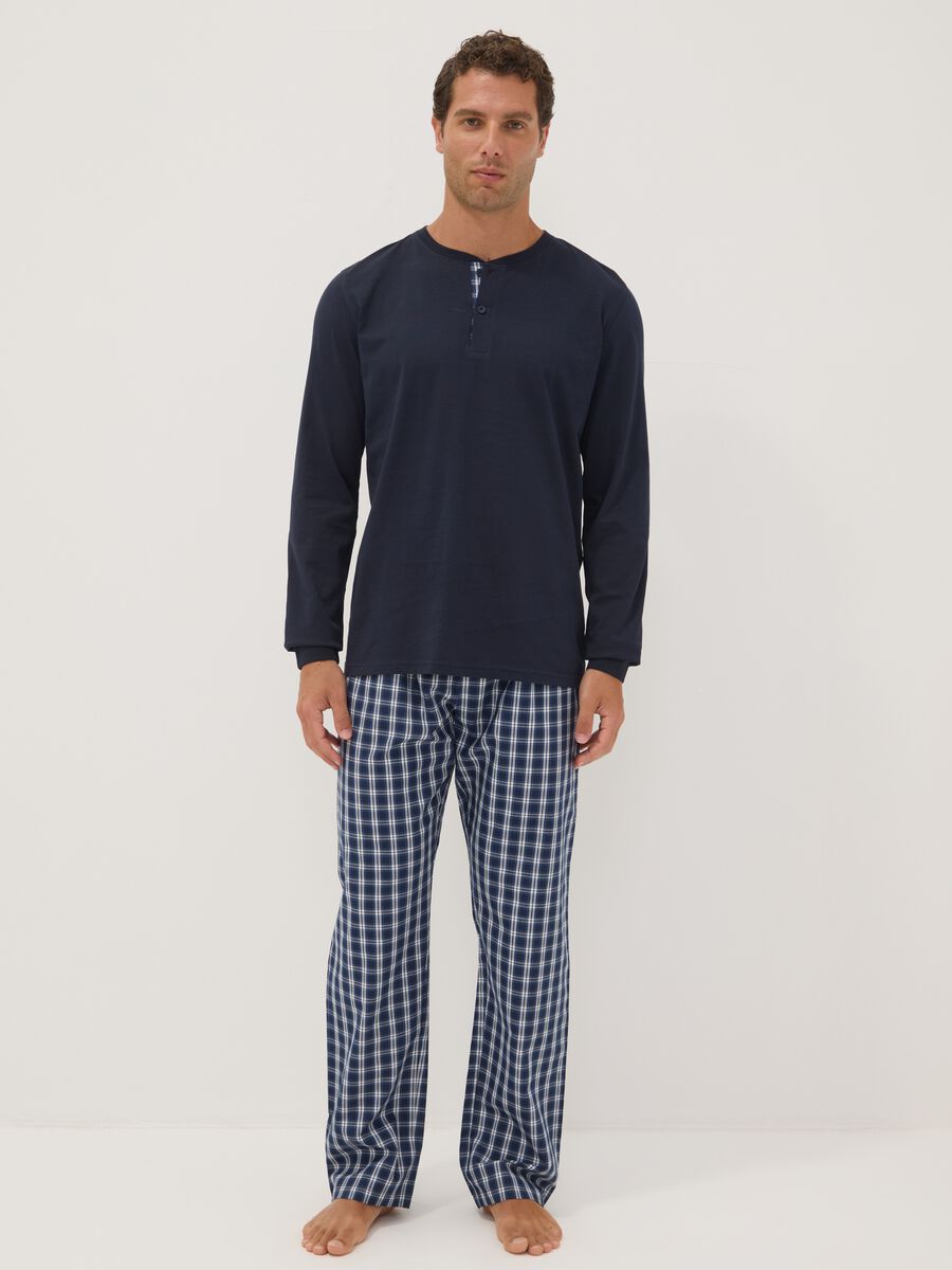 Pigiama blu in puro cotone organico con collo serafino regular fit_0