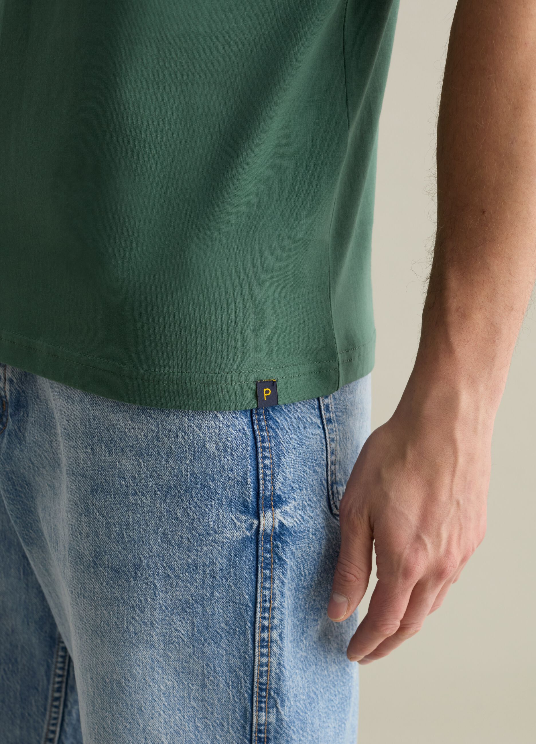 Plain cotton T-shirt with round neck.