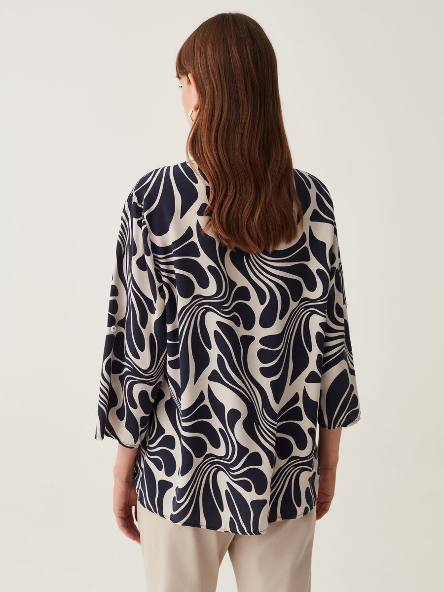 Blusa in viscosa con stampa optical_2