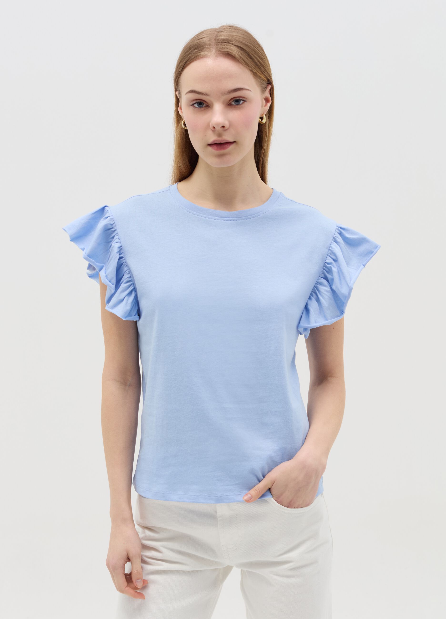 T-shirt azzurra con maniche corte e volant
