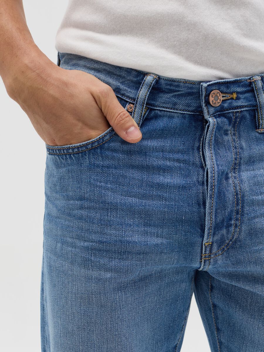 Relaxed-fit jeans with fading_2