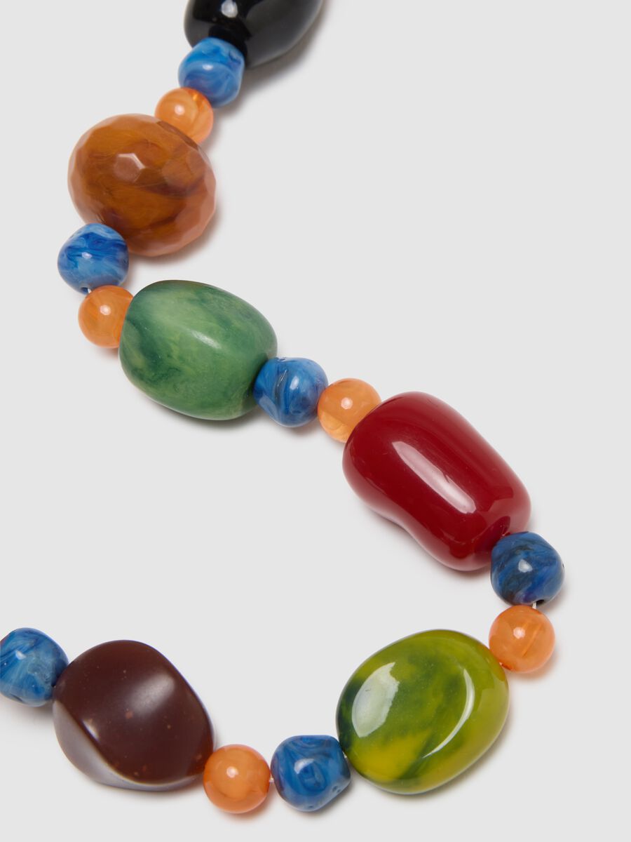 Collana in resina multicolor con chiusura regolabile_2