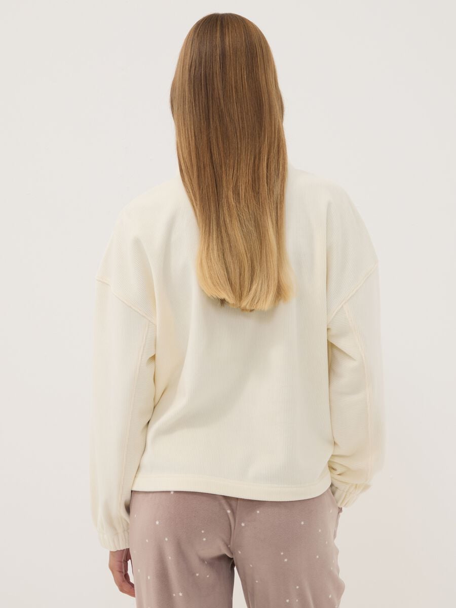 Maglia bianca in tessuto elasticizzato con collo serafino_3