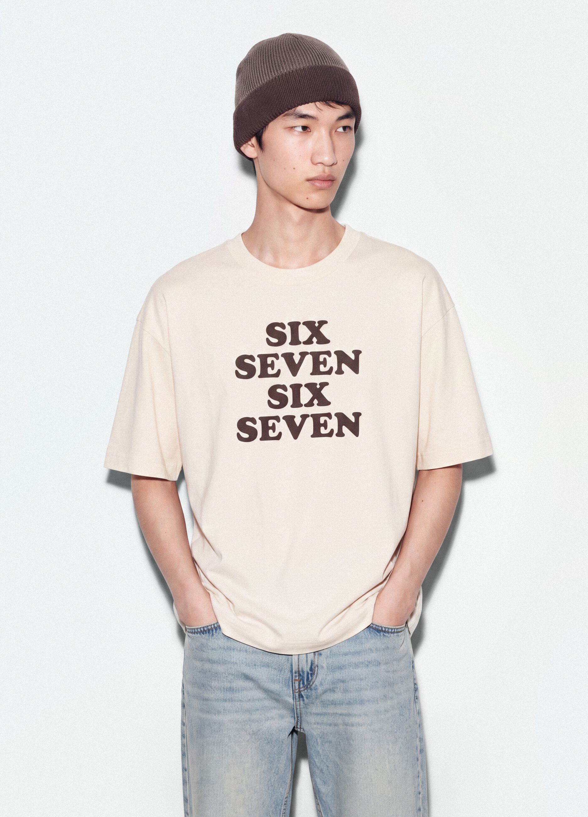 T-shirt bianca in puro cotone con stampa frontale Six Seven boxy fit