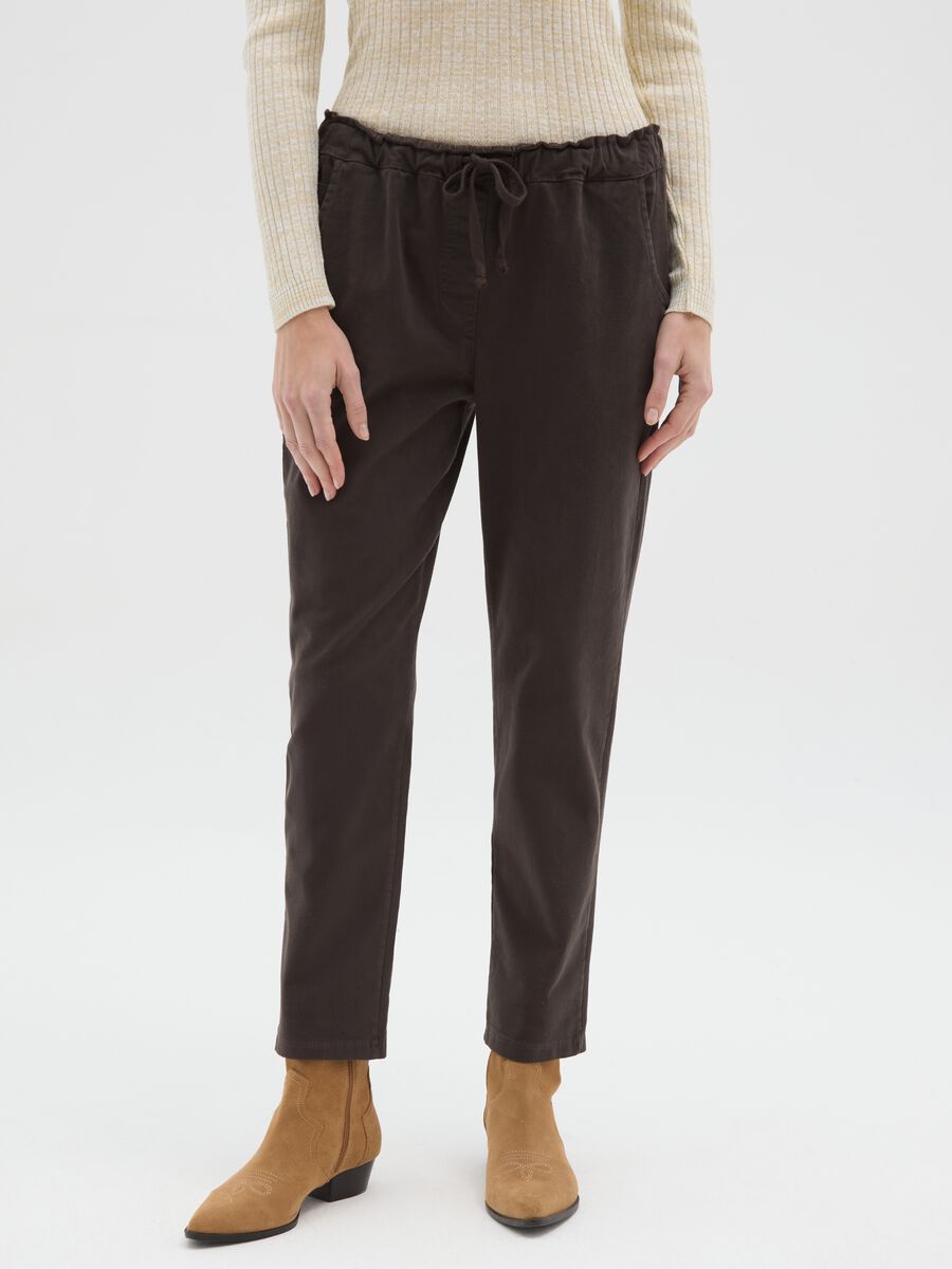 Pantaloni marroni con vita elasticizzata e coulisse_1