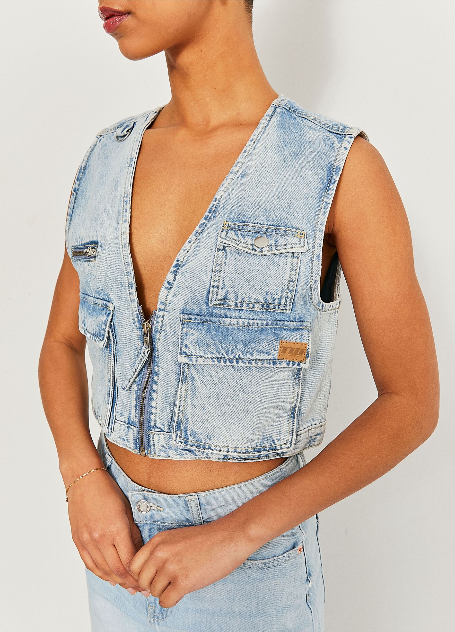 Cropped gilet in denim with zip