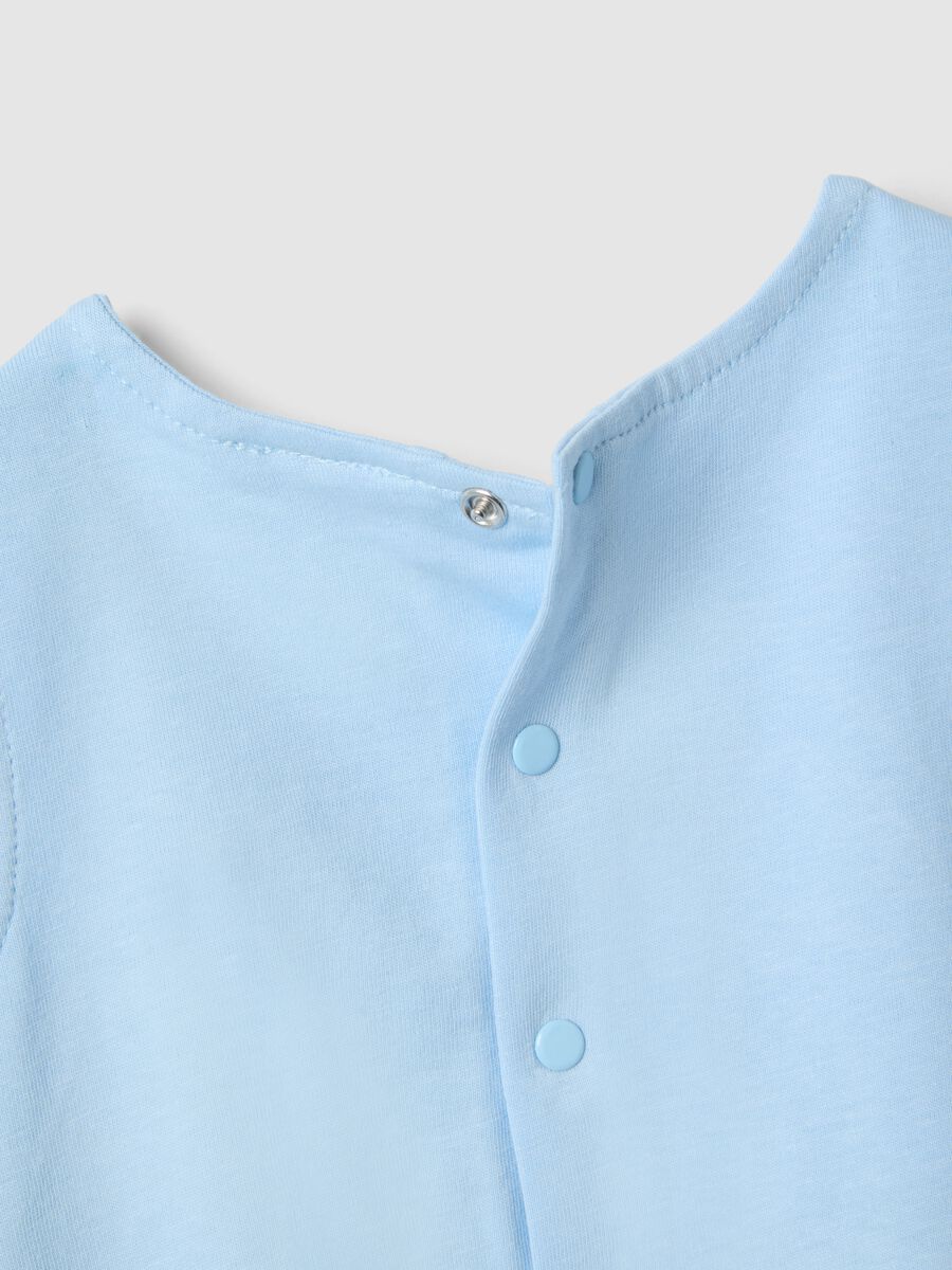 Pagliaccetto senza maniche in puro cotone azzurro da neonato con ricami_3