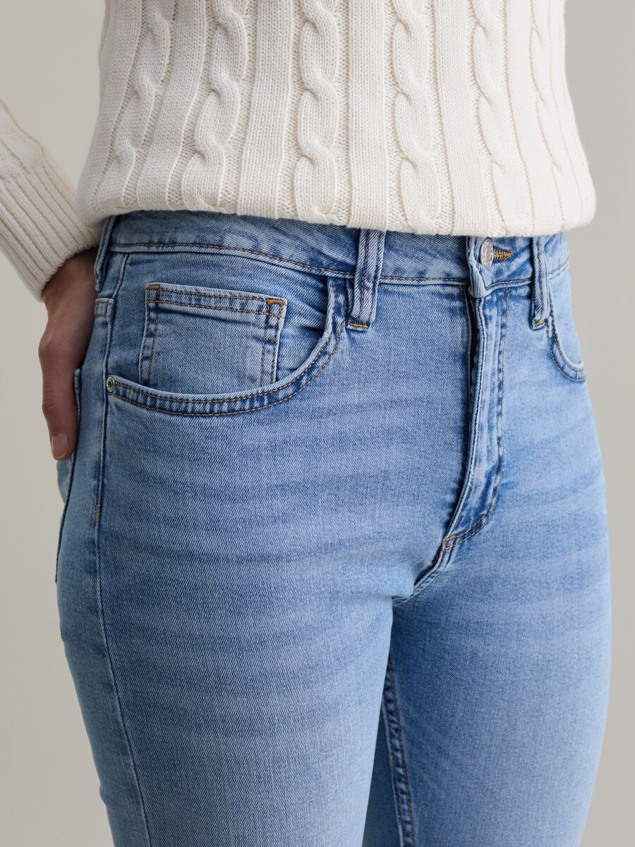 Jeans crop flare fit con orlo a vivo_3