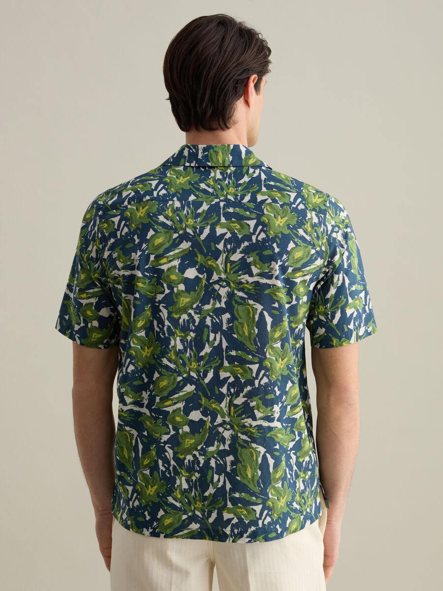 Short-sleeved shirt with botanical print_2