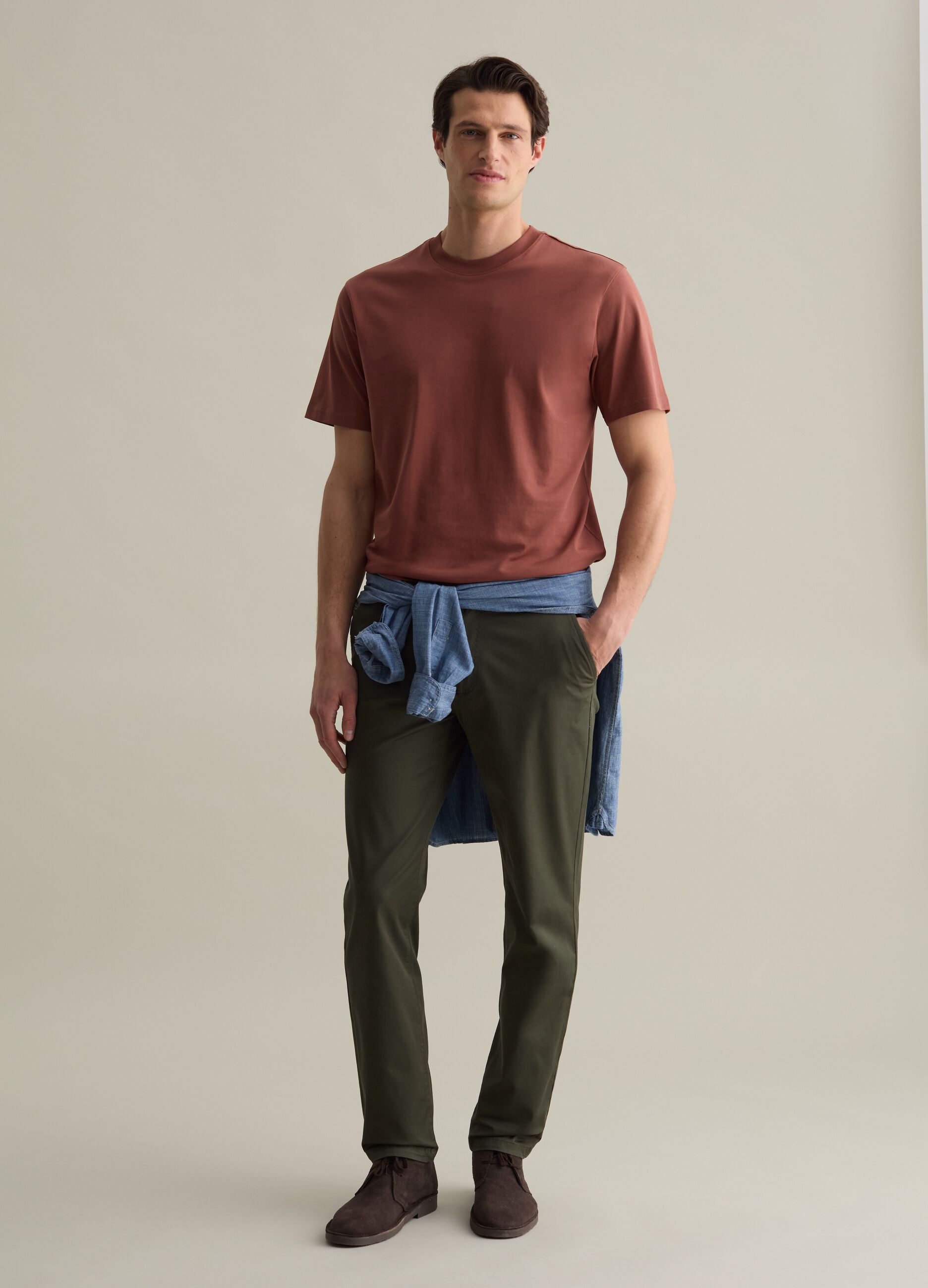 Plain cotton T-shirt with round neck.