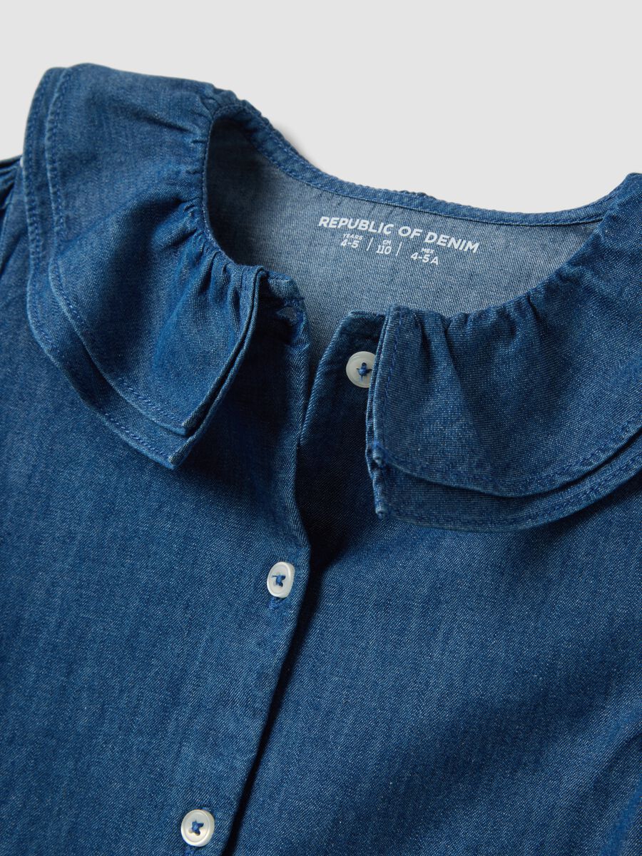 Camicia blu in puro cotone organico con colletto ampio_2