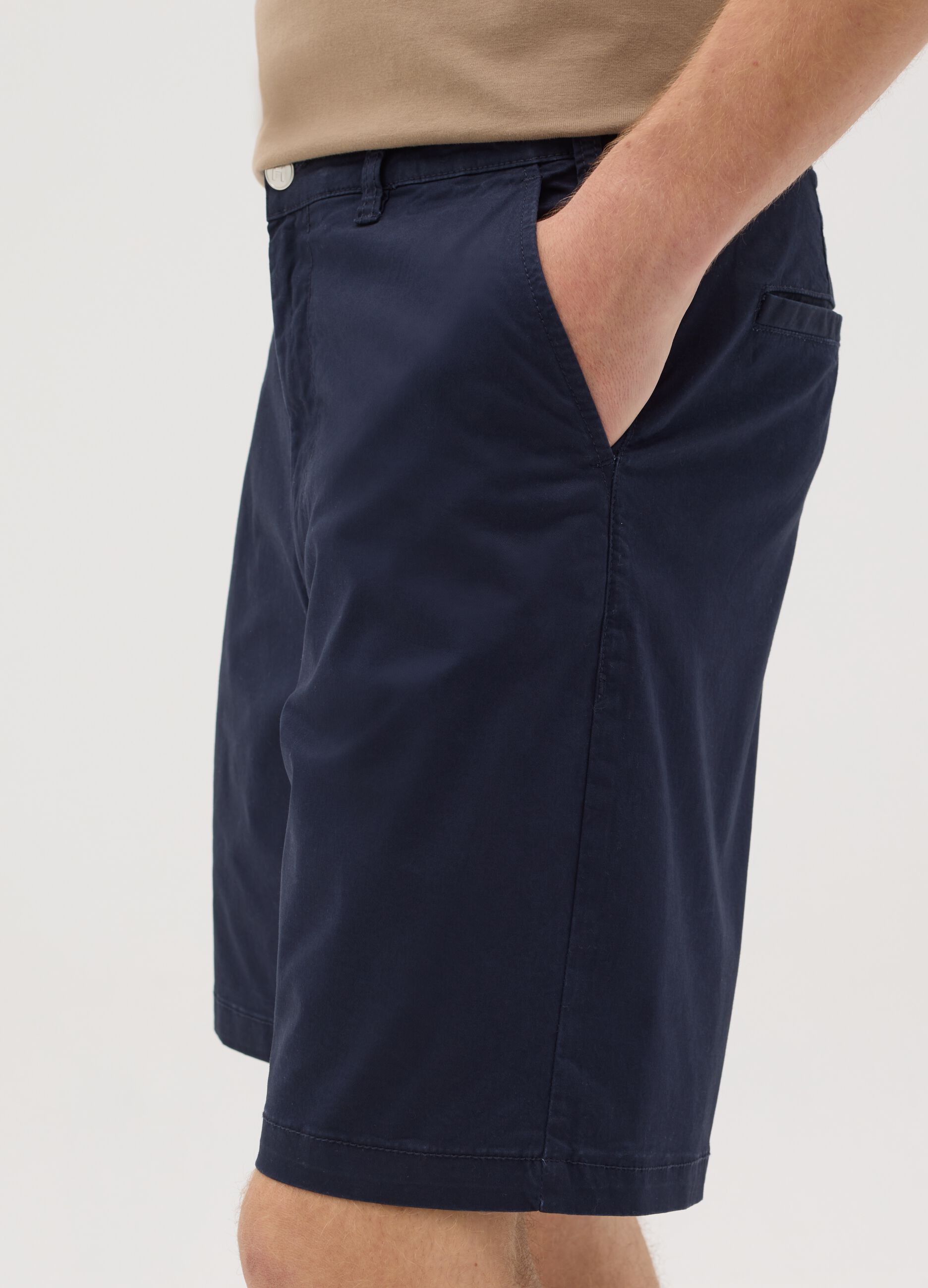 Men’s regular-fit blue shorts in stretch cotton
