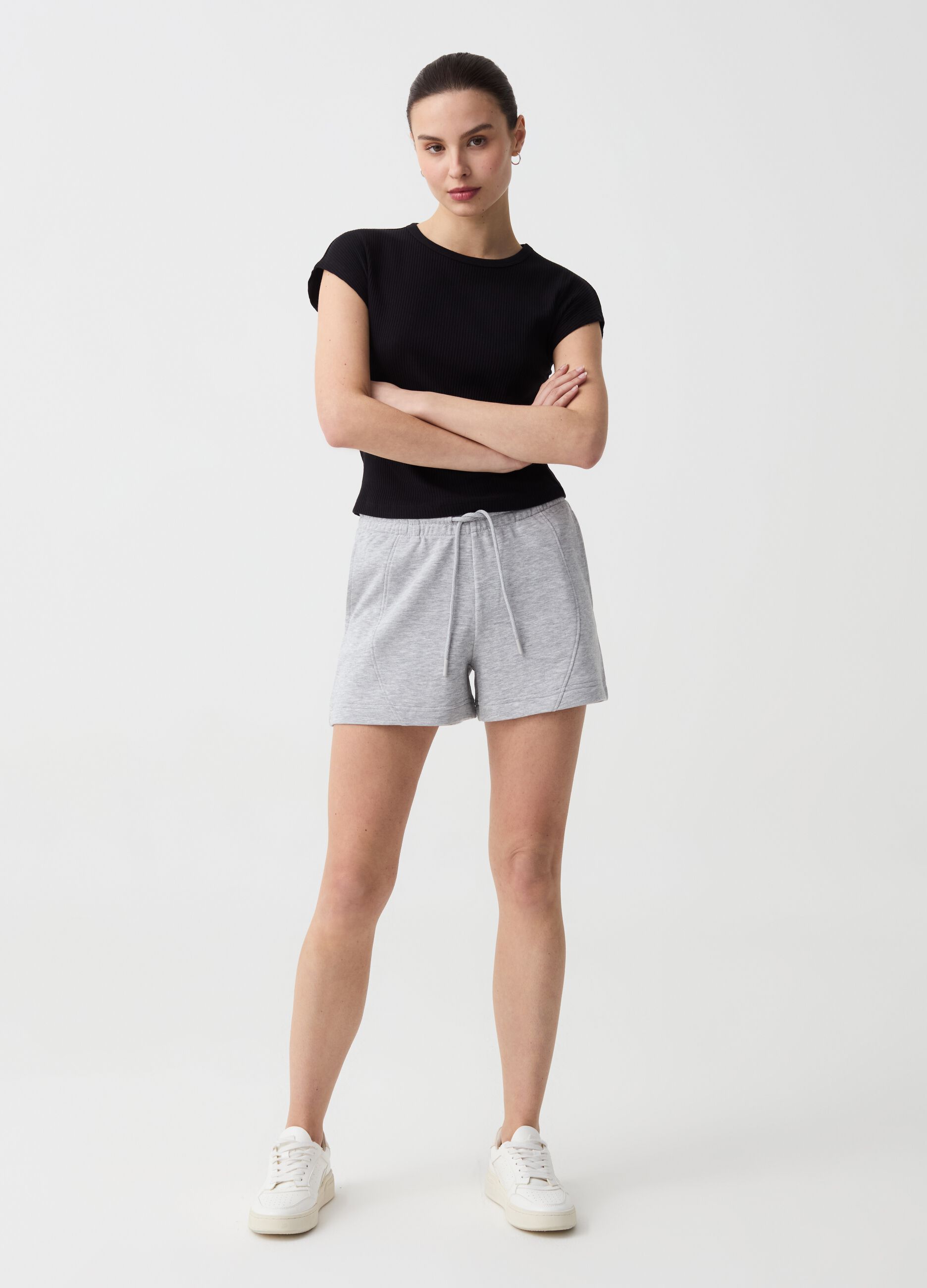 Essential shorts with raised stitching