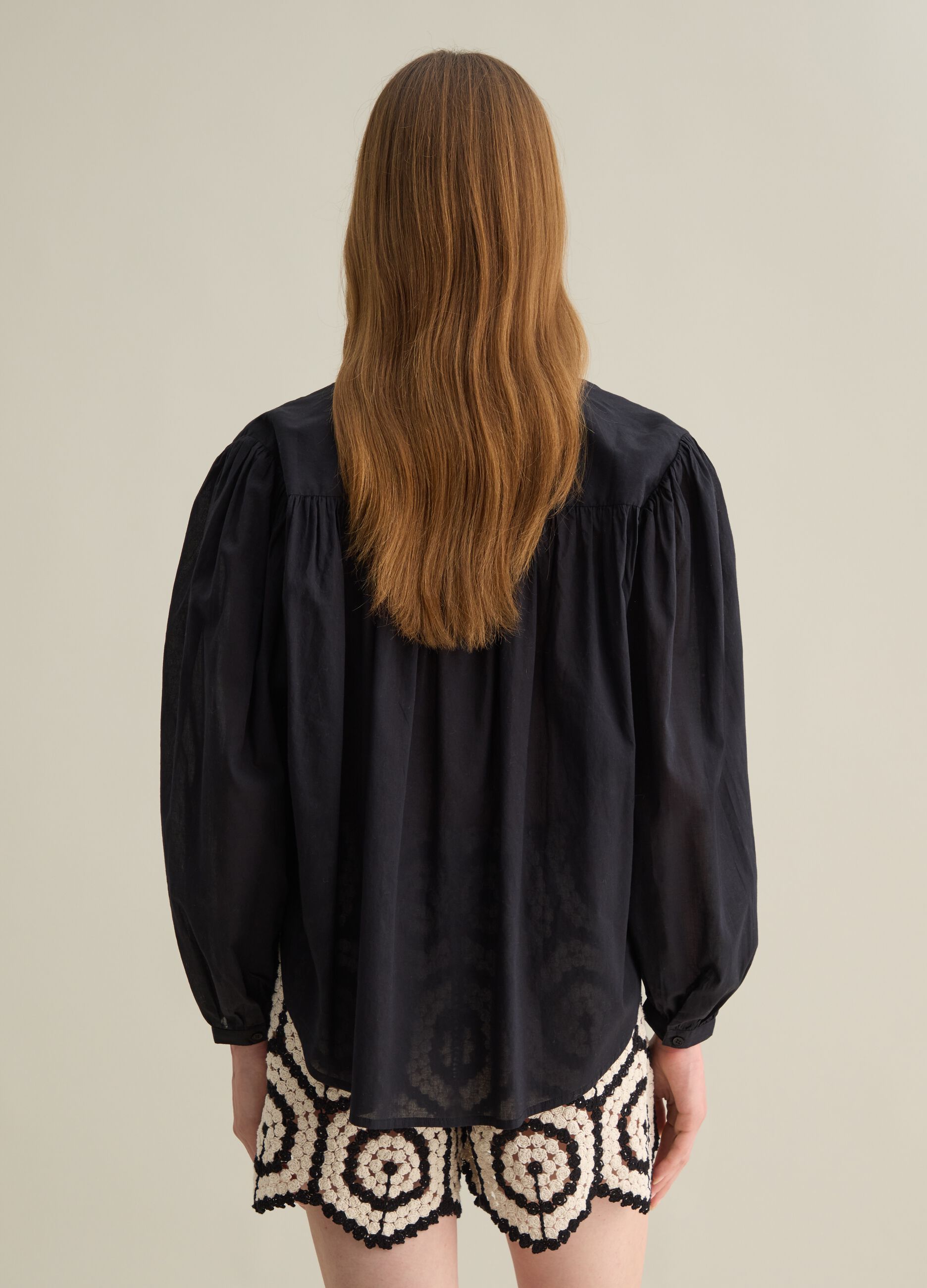 Women’s black shirt in 100% cotton with regular fit and bluff collar.