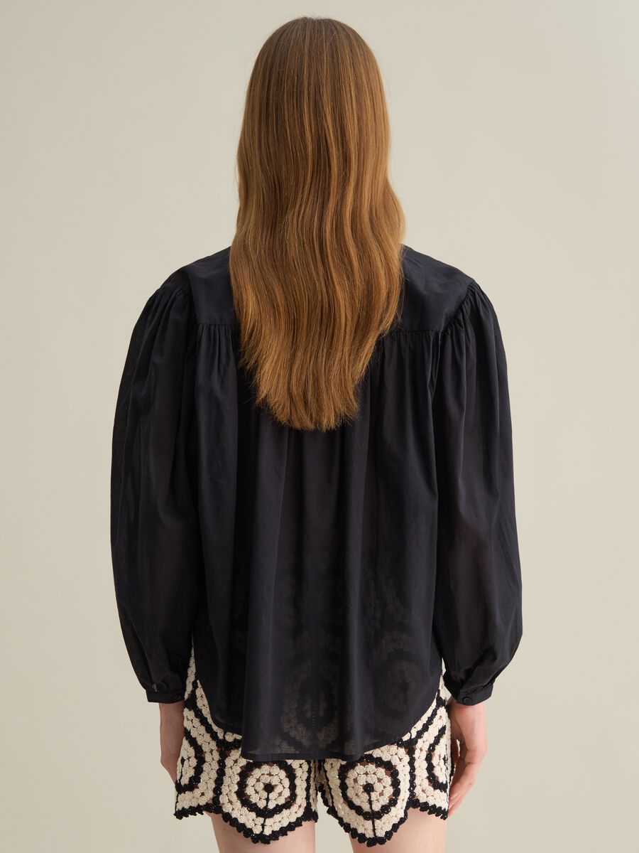 Women’s black shirt in 100% cotton with regular fit and bluff collar._3