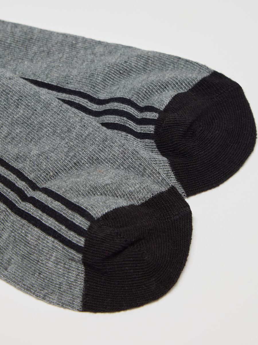 Three-pair pack grey sports socks with striped details_2