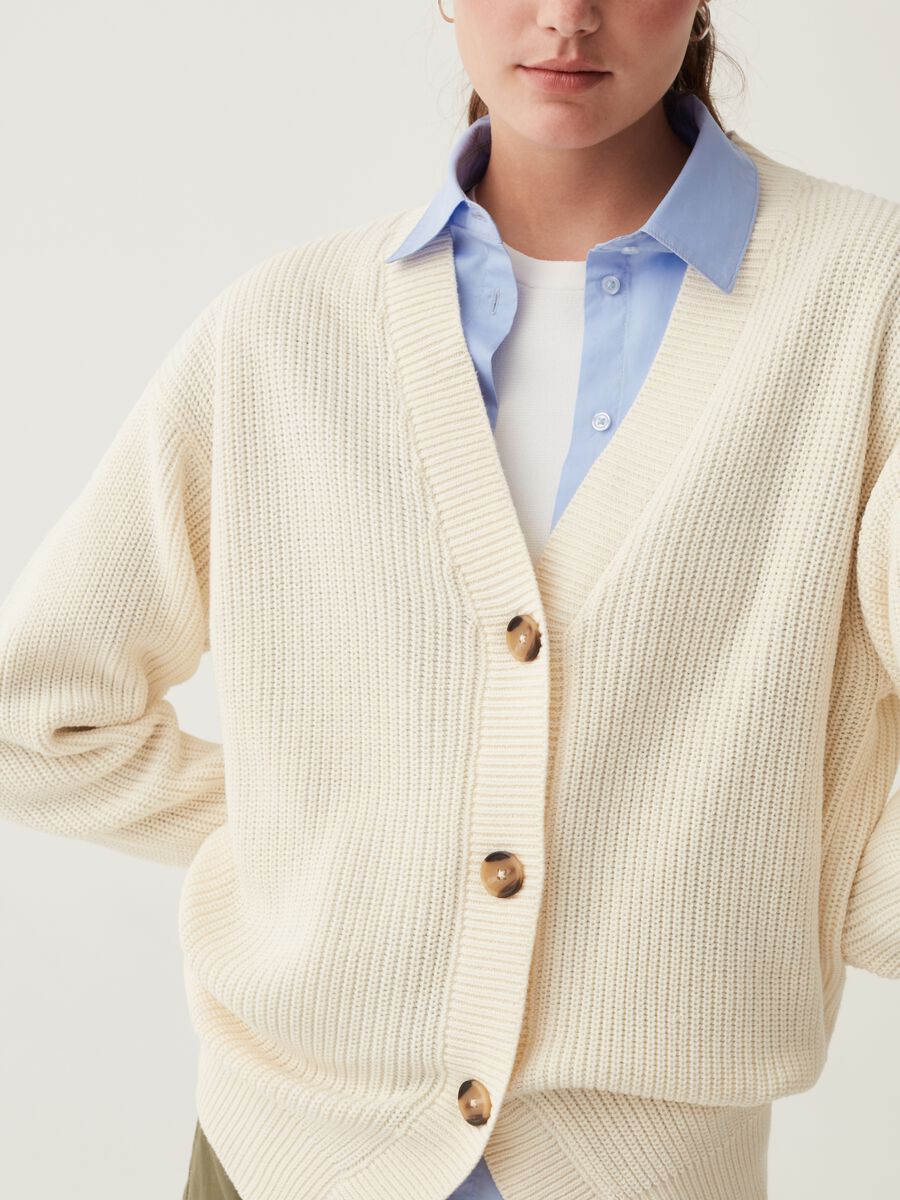 Cardigan con scollo a V e bottoni striati_3
