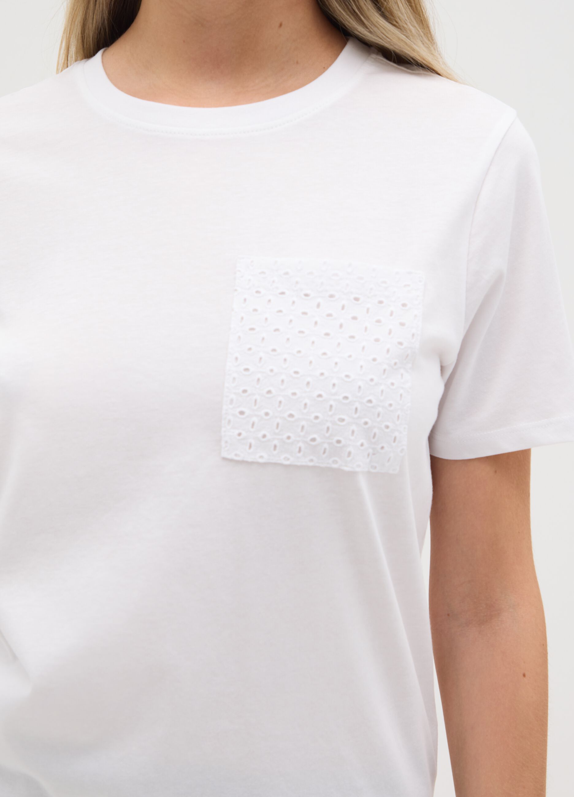 Women's white pure cotton regular fit t-shirt with embroidered pocket