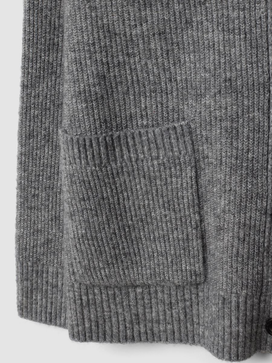 Cardigan grigio in tessuto elasticizzato con scollo profondo a V_1