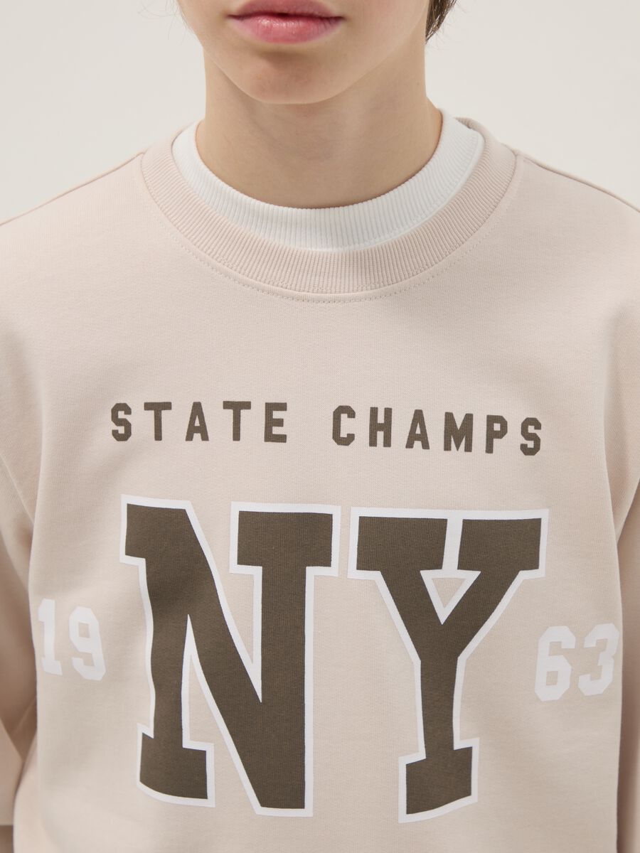 Felpa girocollo beige da ragazzo in puro cotone regular fit con stampa_2