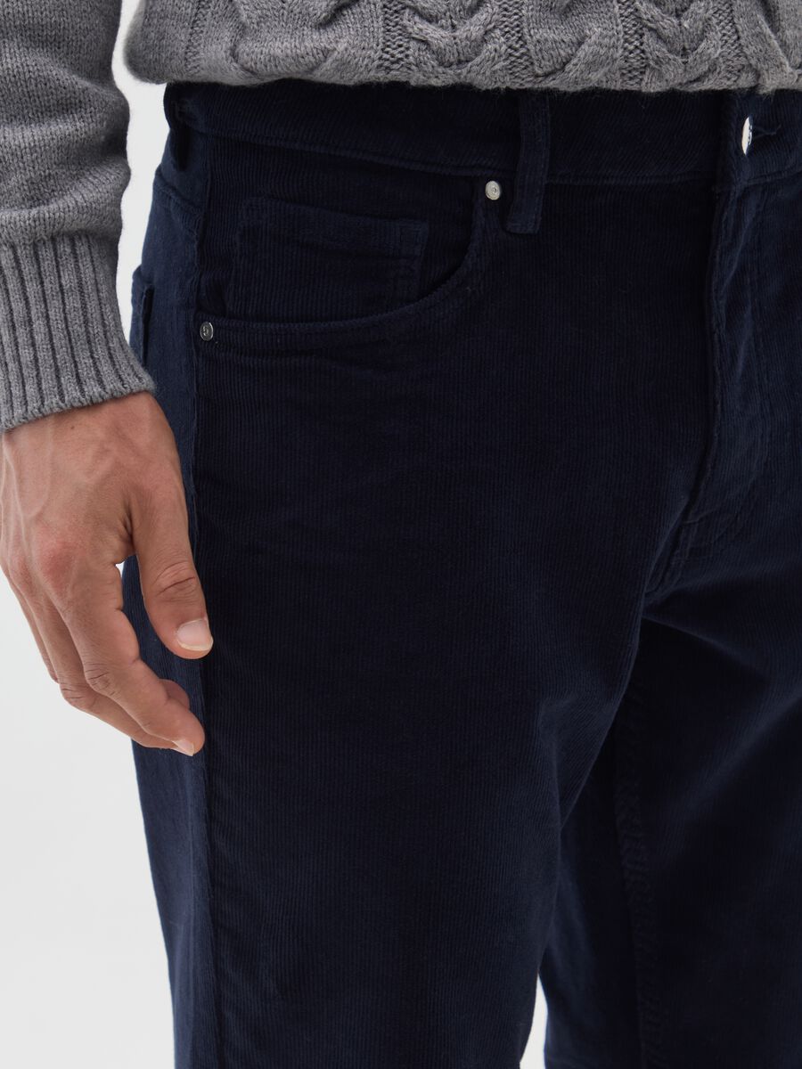 Pantaloni in cotone elasticizzato blu slim fit a coste_3