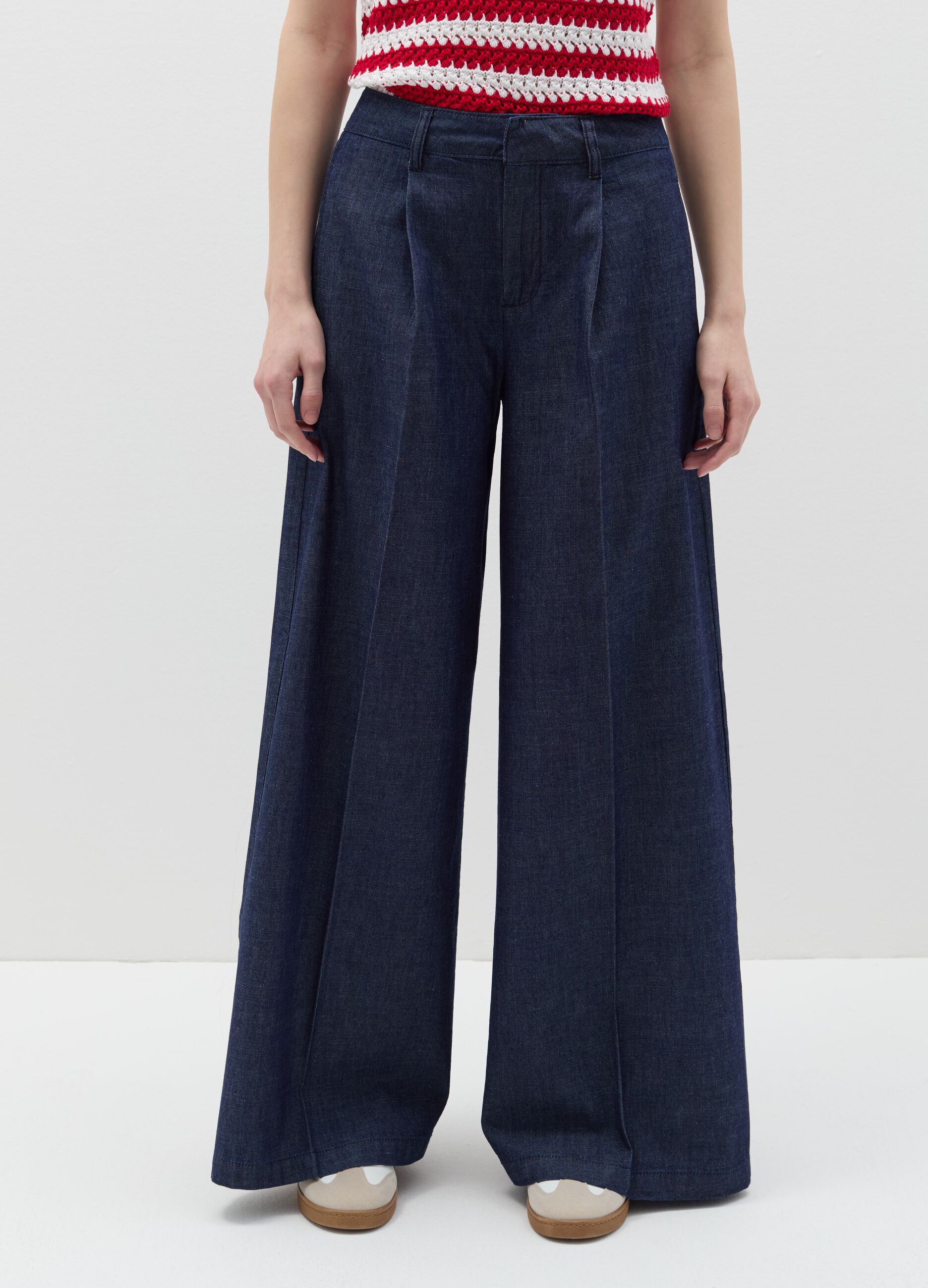 Wide-leg fluid trousers with darts