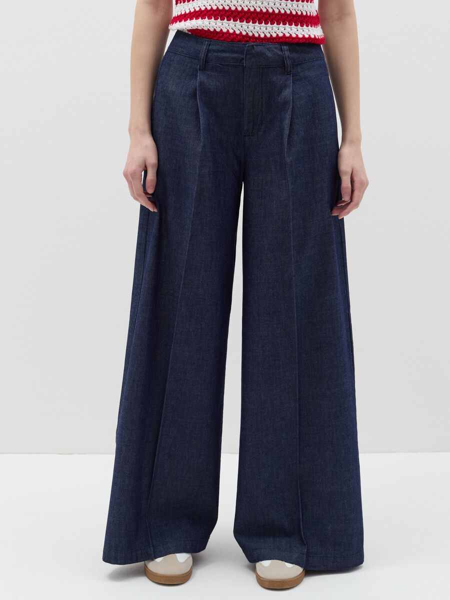 Wide-leg fluid trousers with darts_1