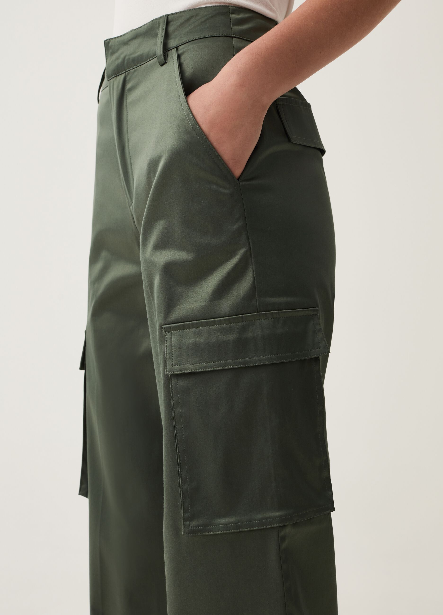 Pantaloni cargo in satin