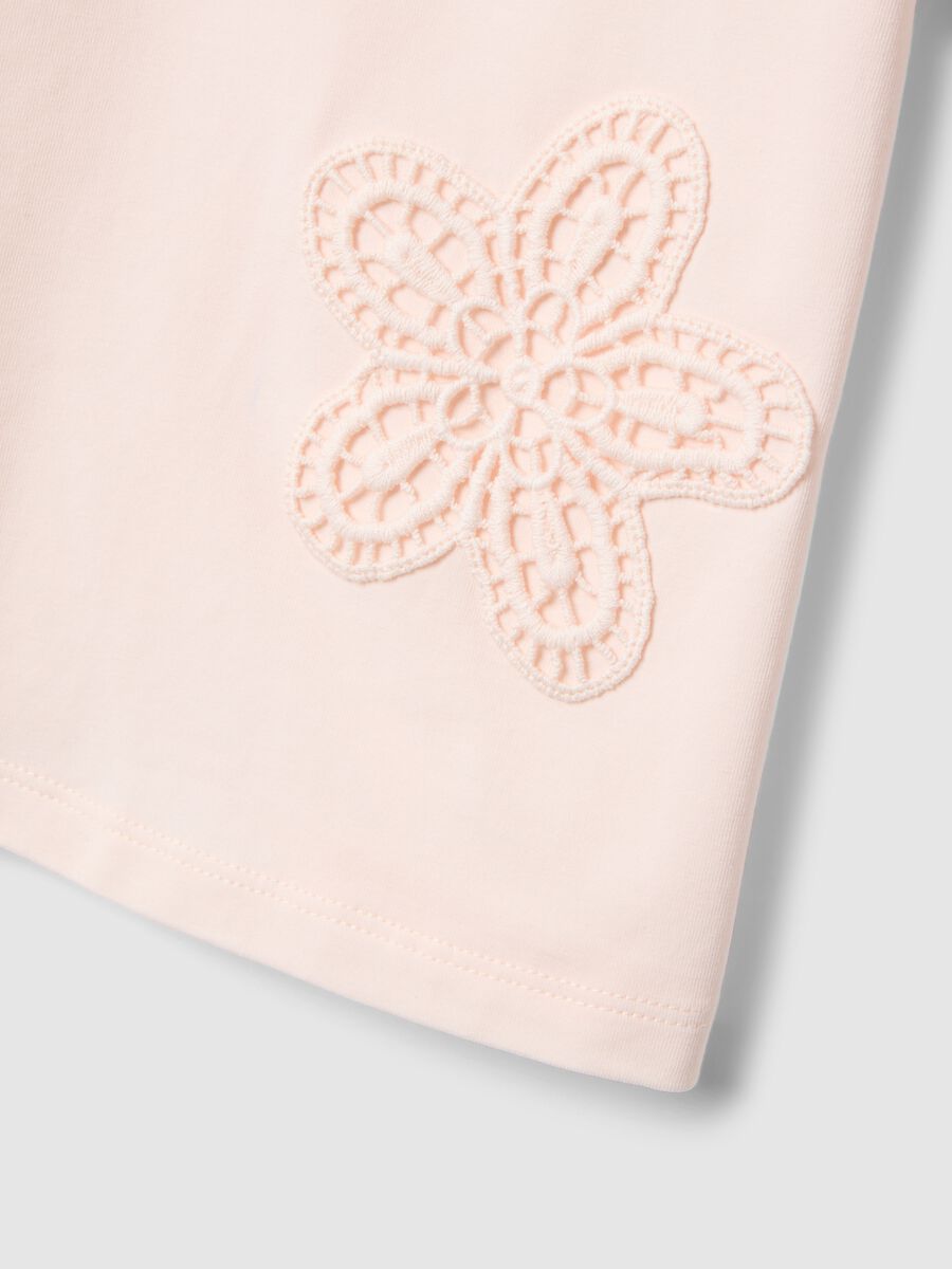 T-shirt in cotone elasticizzato rosa da bambina con ricami floreali_3
