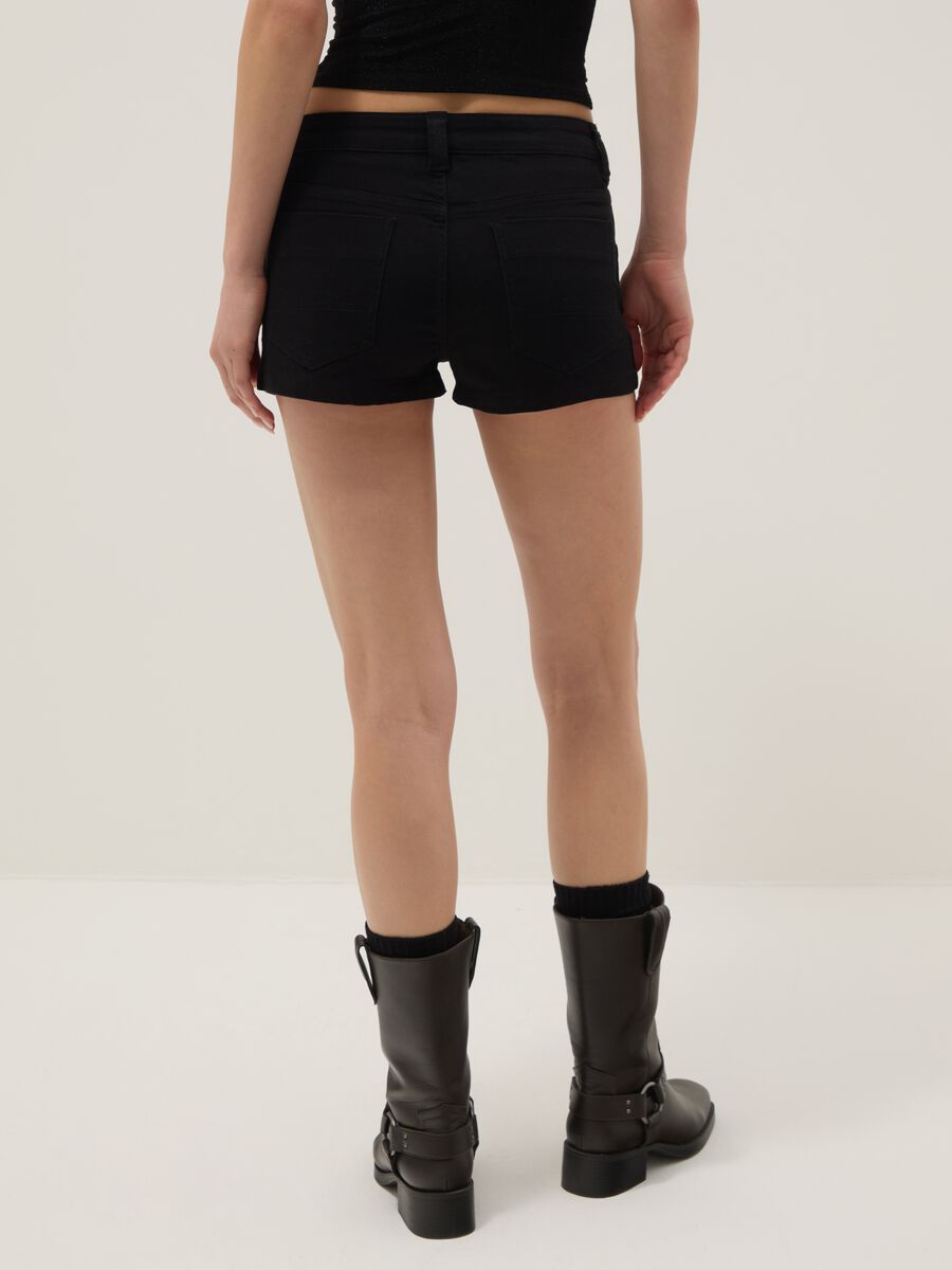 Shorts in cotone elasticizzato nero regular fit con borchie_2