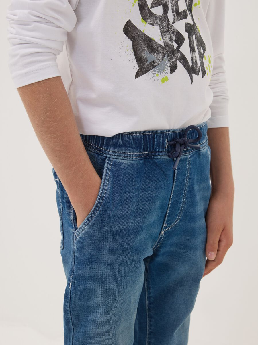 Jeans jogger blu in cotone elasticizzato con coulisse per ragazzo_2