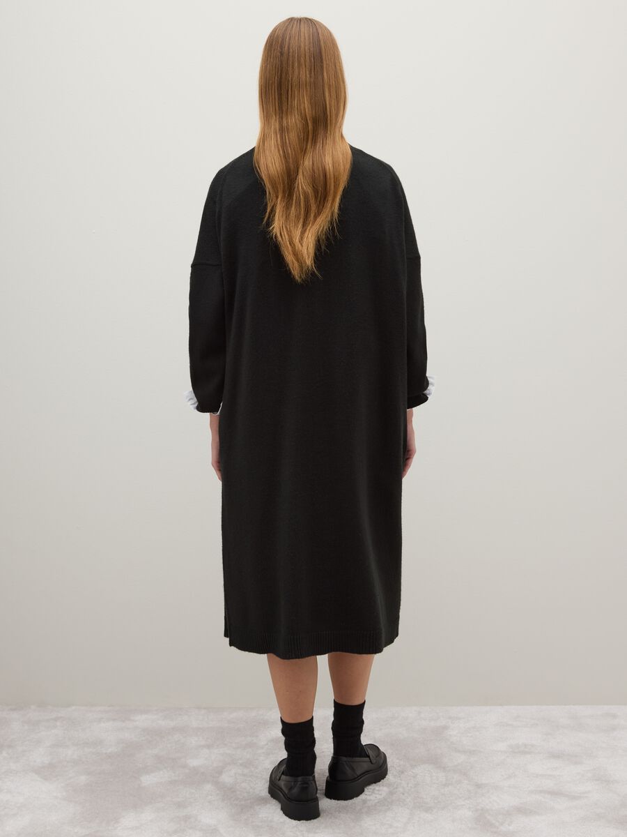Cardigan lungo nero e vestibilità over_2