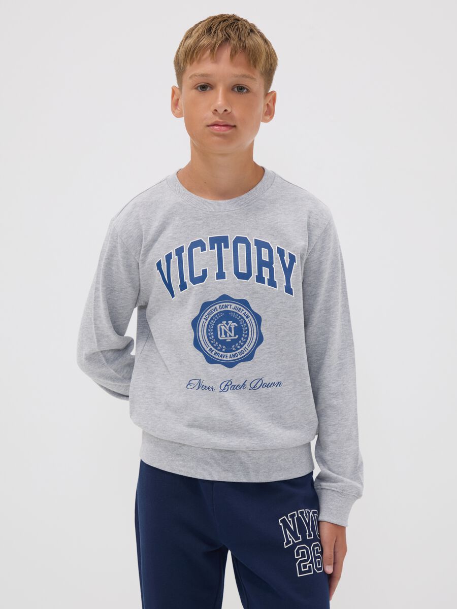 Grey cotton and viscose blend sweatshirt with &ldquo;Victory&rdquo; slogan for boys_1