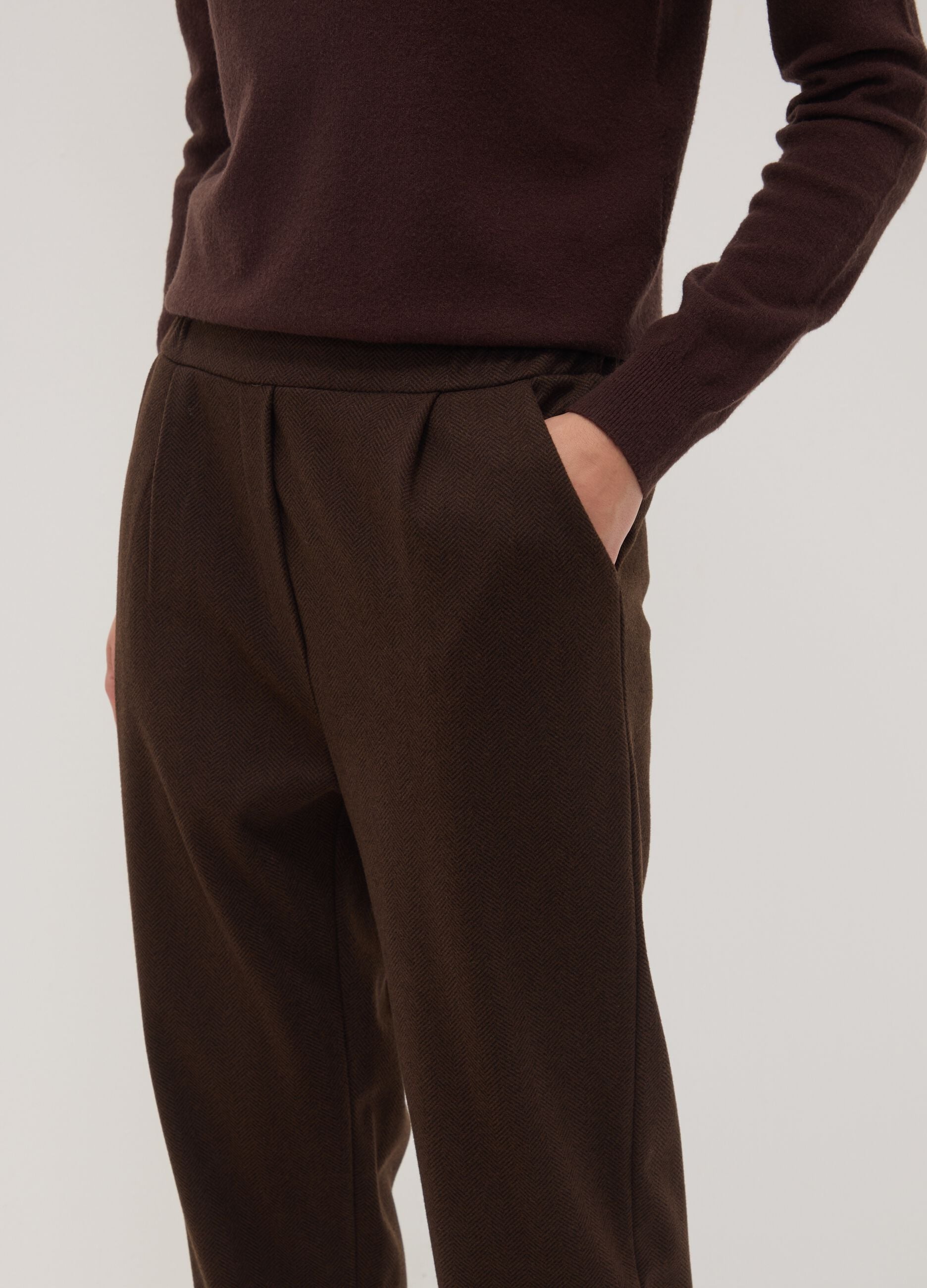 Pantaloni marroni regular fit con motivo chevron