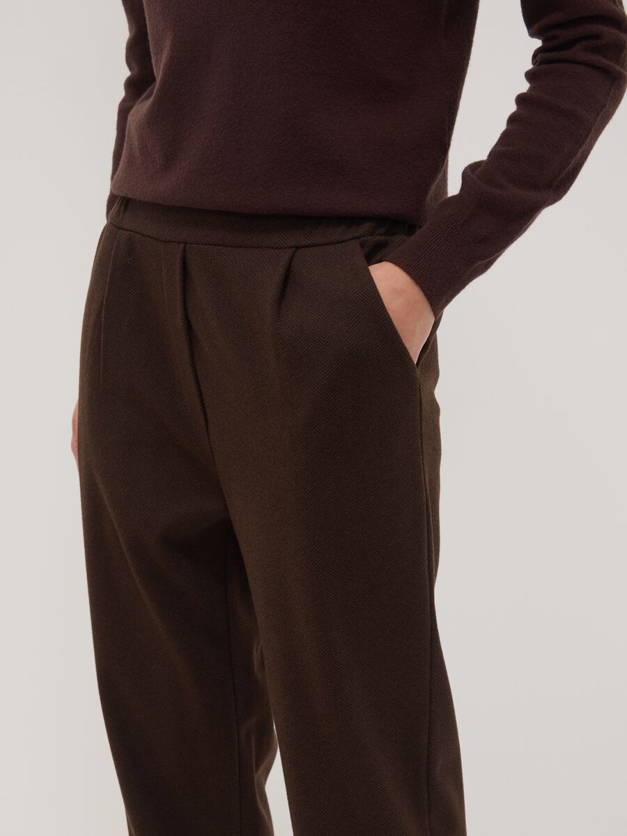 Pantaloni marroni regular fit con motivo chevron_2