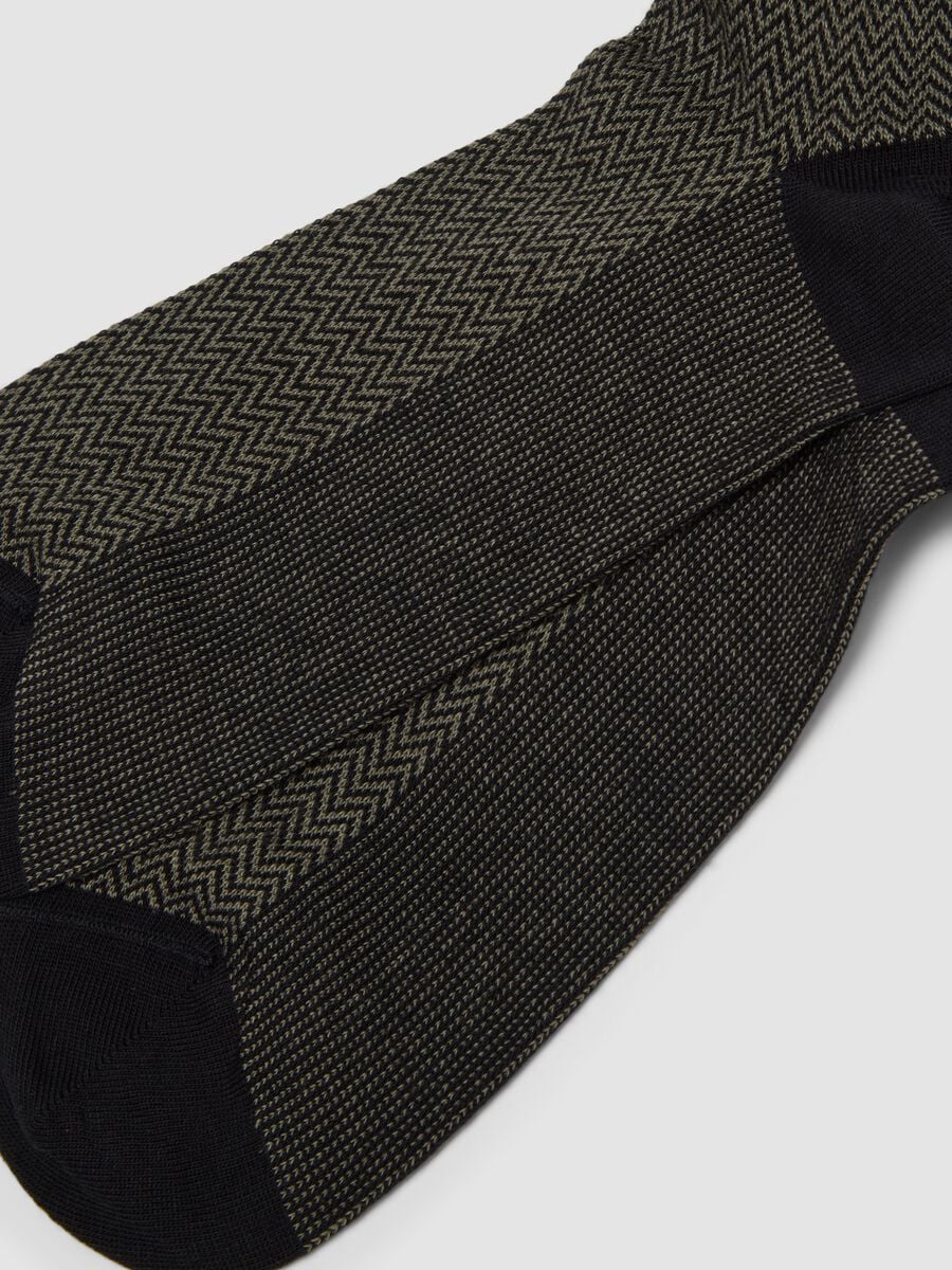 Men&rsquo;s black long socks in stretch cotton with zigzag pattern_2
