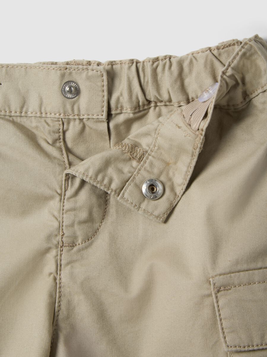 Beige cotton cargo shorts for kids regular fit_2