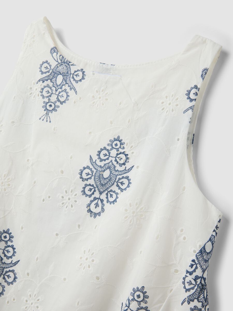 Abito bianco traforato in puro cotone con ricami blu regular fit_5